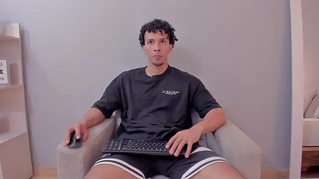 Snapshot of Dominick_star chatting on December 15, 5:02 am Dominick star online show from December 15, 5:02 am