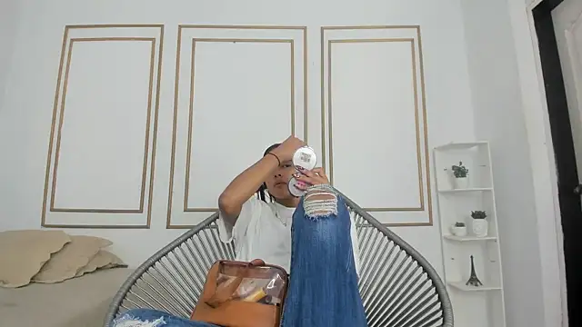 Snapshot of natalia_aguirre1 chatting on September 27, 12:22 pm natalia aguirre1 online show from September 27, 12:22 pm