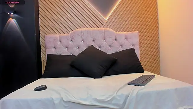 VickyJohnson1 online show from December 1, 8:32 pm