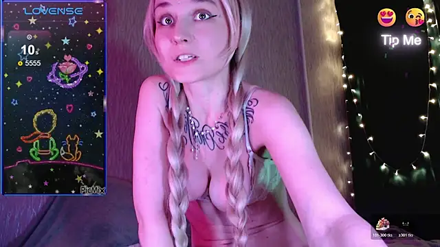 Snapshot of mischellemeow13 chatting on October 18, 12:01 am mischellemeow13 online show from October 18, 12:01 am