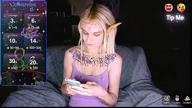 Snapshot of mischellemeow13 chatting on October 4, 6:04 am mischellemeow13 online show from October 4, 6:04 am