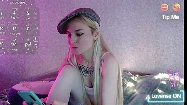 Snapshot of mischellemeow13 chatting on December 5, 8:49 am mischellemeow13 online show from December 5, 8:49 am