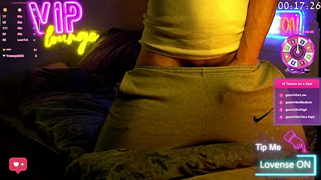 Snapshot of coupleofficial chatting on March 11, 12:11 am coupleofficial online show from March 11, 12:11 am