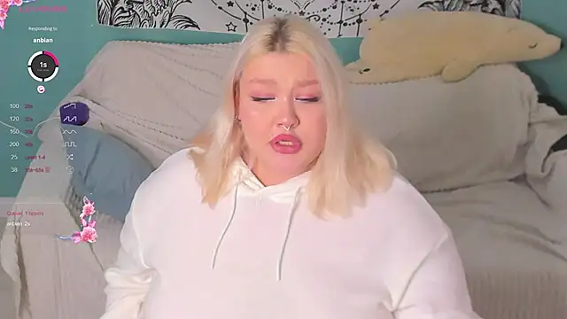 LilyBelll online show from December 28, 9:30 pm