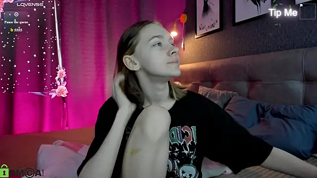 Snapshot of Lesi_Moonie01 chatting on July 12, 9:21 am Lesi Moonie01 online show from July 12, 9:21 am