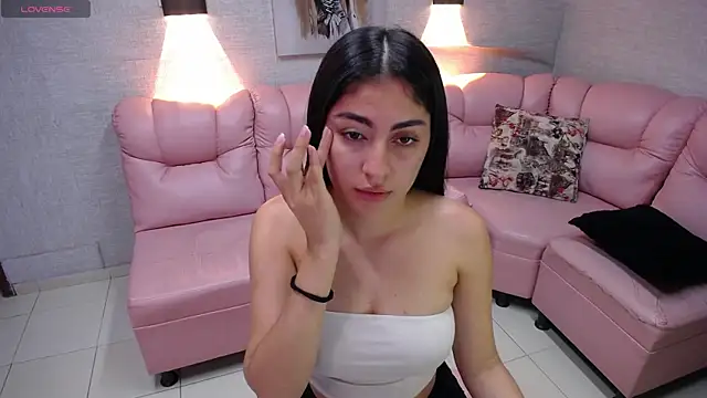 Snapshot of Alaya_cute chatting on October 17, 10:33 pm Alaya cute online show from October 17, 10:33 pm