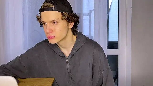 alyx garden online show from April 7, 2:30 pm