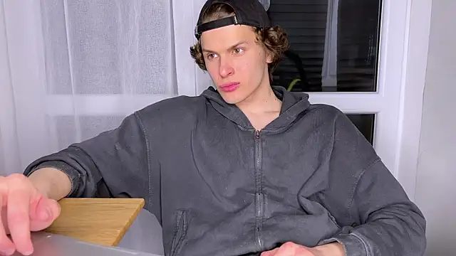 alyx garden online show from April 14, 7:30 pm