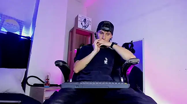 Snapshot of DemianPrince chatting on February 13, 3:50 am DemianPrince online show from February 13, 3:50 am