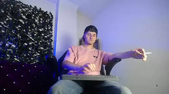 Snapshot of DemianPrince chatting on December 17, 4:45 am DemianPrince online show from December 17, 4:45 am