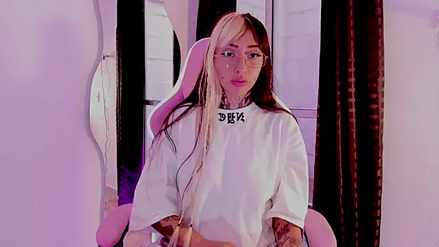 HollyHudsonn online show from January 18, 4:42 pm