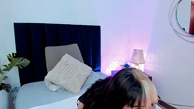 HollyHudsonn online show from December 17, 12:00 pm