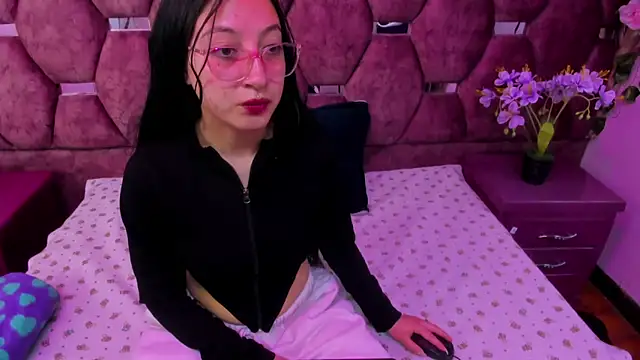 Snapshot of Katty_Queen chatting on April 28, 12:42 pm Katty Queen online show from April 28, 12:42 pm