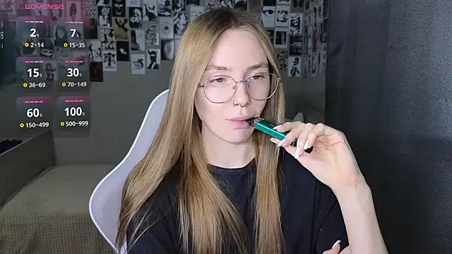 littlevildevil online show from February 14, 10:59 am