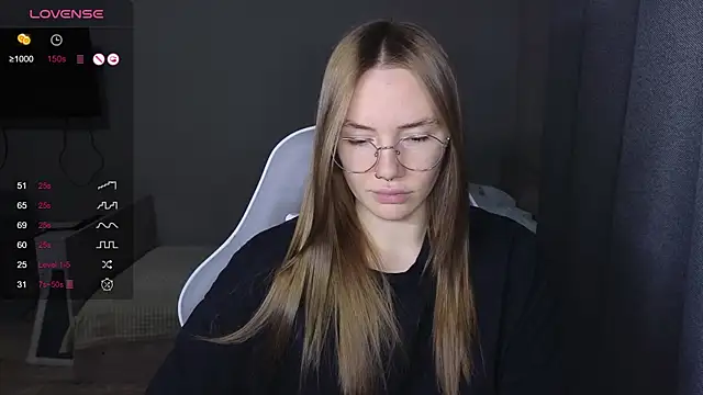 littlevildevil online show from December 17, 9:03 am