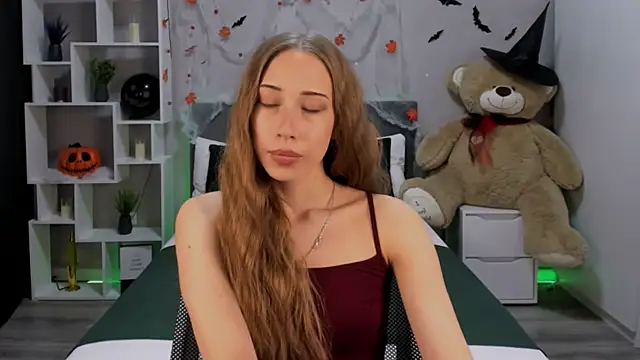 Snapshot of AlexaHarmon chatting on October 10, 7:31 am AlexaHarmon online show from October 10, 7:31 am