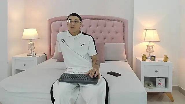 Snapshot of Buda_and_Cataleya_ chatting on December 18, 6:14 pm Buda and Cataleya online show from December 18, 6:14 pm