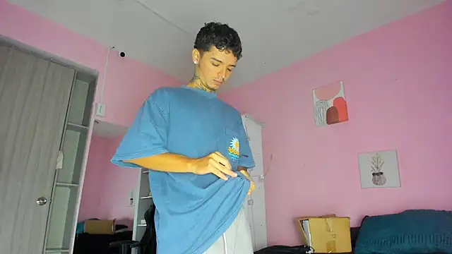 Snapshot of Ian_Castillo_ chatting on October 10, 11:11 am Ian Castillo online show from October 10, 11:11 am