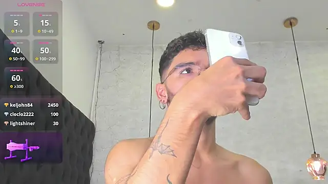 Snapshot of Ian_Castillo_ chatting on February 12, 5:26 pm Ian Castillo online show from February 12, 5:26 pm