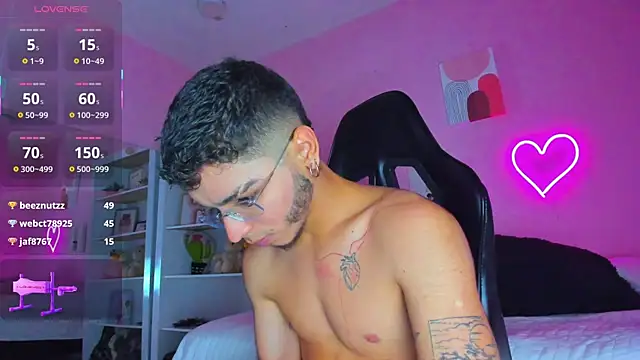 Snapshot of Ian_Castillo_ chatting on March 10, 2:26 pm Ian Castillo online show from March 10, 2:26 pm