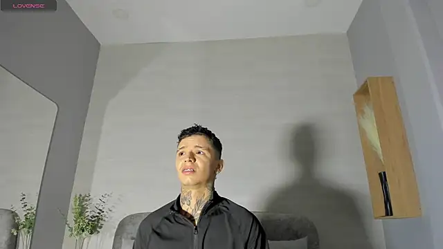 Ian Castillo  online show from May 13, 11:06 am