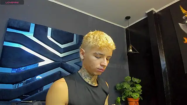 Ian Castillo  online show from January 19, 11:25 am