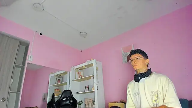 Ian Castillo  online show from October 28, 11:09 am