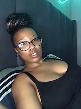 Snapshot of SZA_Doja chatting on October 18, 9:33 am SZA Doja online show from October 18, 9:33 am