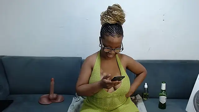 Snapshot of SZA_Doja chatting on February 11, 7:25 pm SZA Doja online show from February 11, 7:25 pm