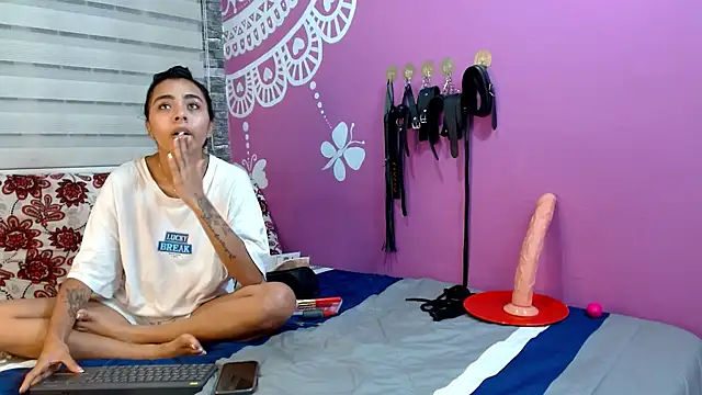 AntonellaAndNoah online show from February 11, 5:18 am