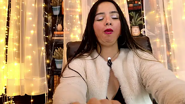 Snapshot of julietta___jackson chatting on June 14, 8:43 pm julietta jackson online show from June 14, 8:43 pm