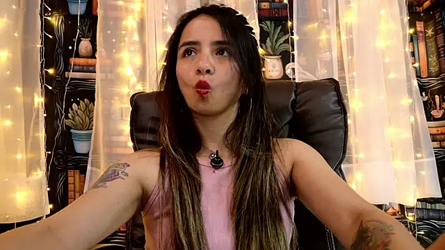 Snapshot of julietta___jackson chatting on June 13, 2:31 am julietta jackson online show from June 13, 2:31 am