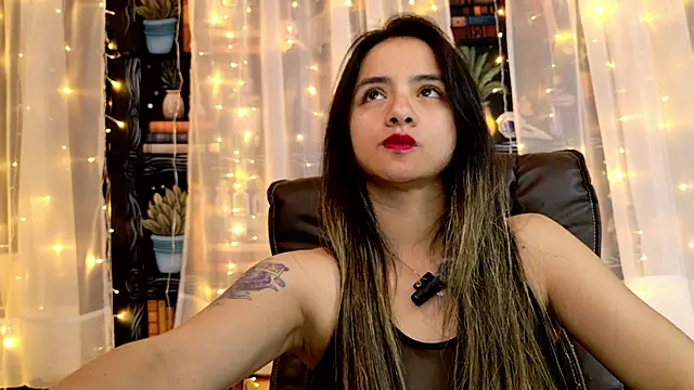 Snapshot of julietta___jackson chatting on May 8, 12:58 am julietta jackson online show from May 8, 12:58 am