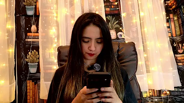 Snapshot of julietta___jackson chatting on May 27, 1:57 am julietta jackson online show from May 27, 1:57 am