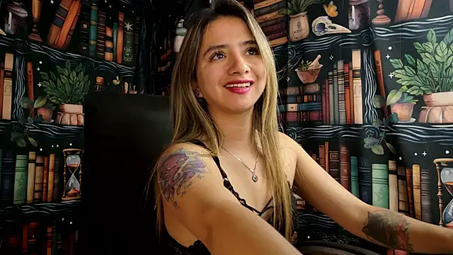Snapshot of julietta___jackson chatting on February 18, 11:08 pm julietta jackson online show from February 18, 11:08 pm
