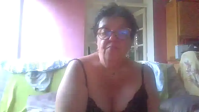 Snapshot of Vandeae44 chatting on June 15, 7:35 pm Vandeae44 online show from June 15, 7:35 pm