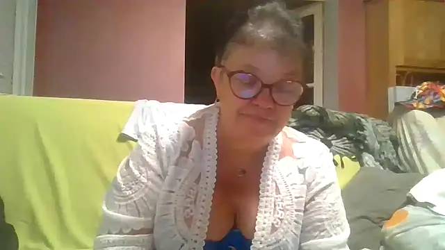 Snapshot of Vandeae44 chatting on July 15, 8:27 pm Vandeae44 online show from July 15, 8:27 pm