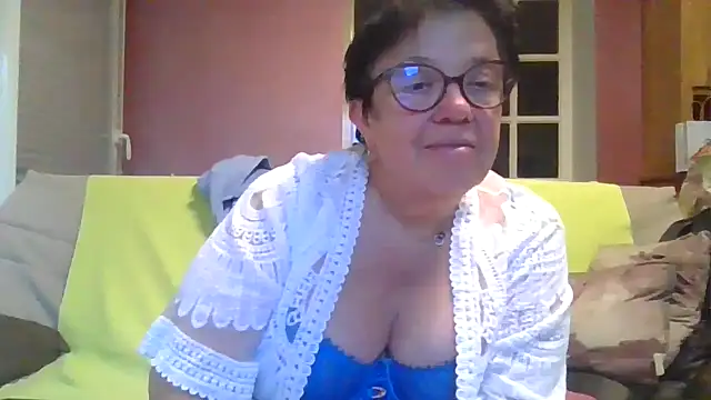 Snapshot of Vandeae44 chatting on June 8, 7:47 pm Vandeae44 online show from June 8, 7:47 pm