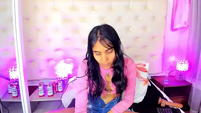 Snapshot of sophie_pariss chatting on February 23, 9:44 am sophie pariss online show from February 23, 9:44 am