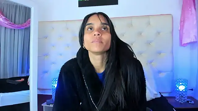 Snapshot of sophie_pariss chatting on February 28, 7:48 am sophie pariss online show from February 28, 7:48 am