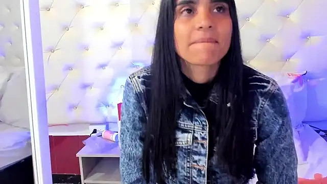 Snapshot of sophie_pariss chatting on March 7, 7:08 am sophie pariss online show from March 7, 7:08 am