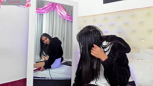 Snapshot of sophie_pariss chatting on March 11, 2:32 am sophie pariss online show from March 11, 2:32 am