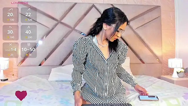 Snapshot of sophie_pariss chatting on June 6, 2:17 am sophie pariss online show from June 6, 2:17 am