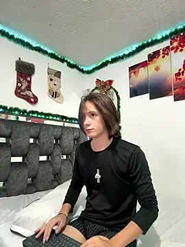 Snapshot of Alex_and_Fabian chatting on December 22, 3:39 am Alex and Fabian online show from December 22, 3:39 am