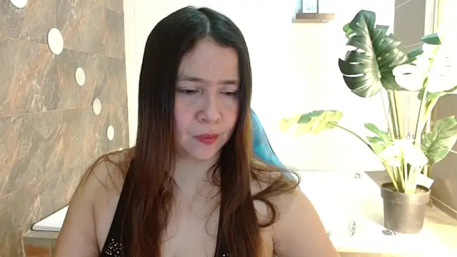 Heidy Wells online show from April 13, 1:26 pm