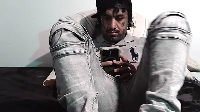 Snapshot of Azazelihornyasf chatting on October 16, 10:40 pm Azazelihornyasf online show from October 16, 10:40 pm