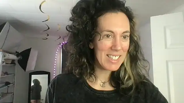 Snapshot of BonfireBonnie chatting on January 14, 2:22 pm BonfireBonnie online show from January 14, 2:22 pm