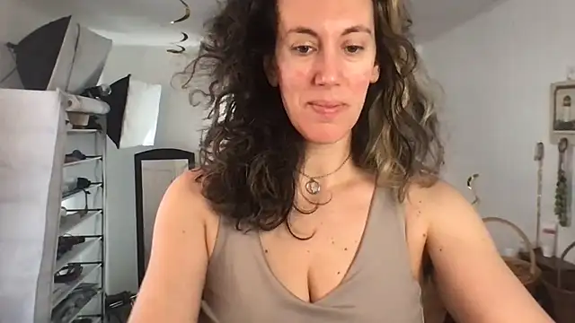 Snapshot of BonfireBonnie chatting on January 2, 2:57 pm BonfireBonnie online show from January 2, 2:57 pm