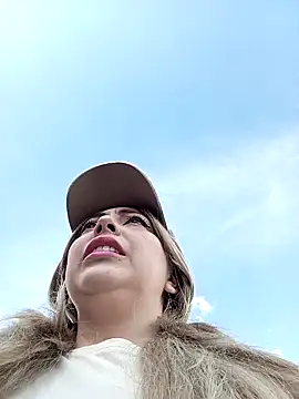 madelaine- online show from December 19, 7:05 pm