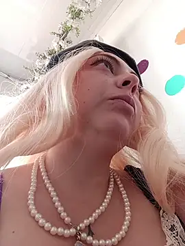 madelaine- online show from February 7, 6:05 pm